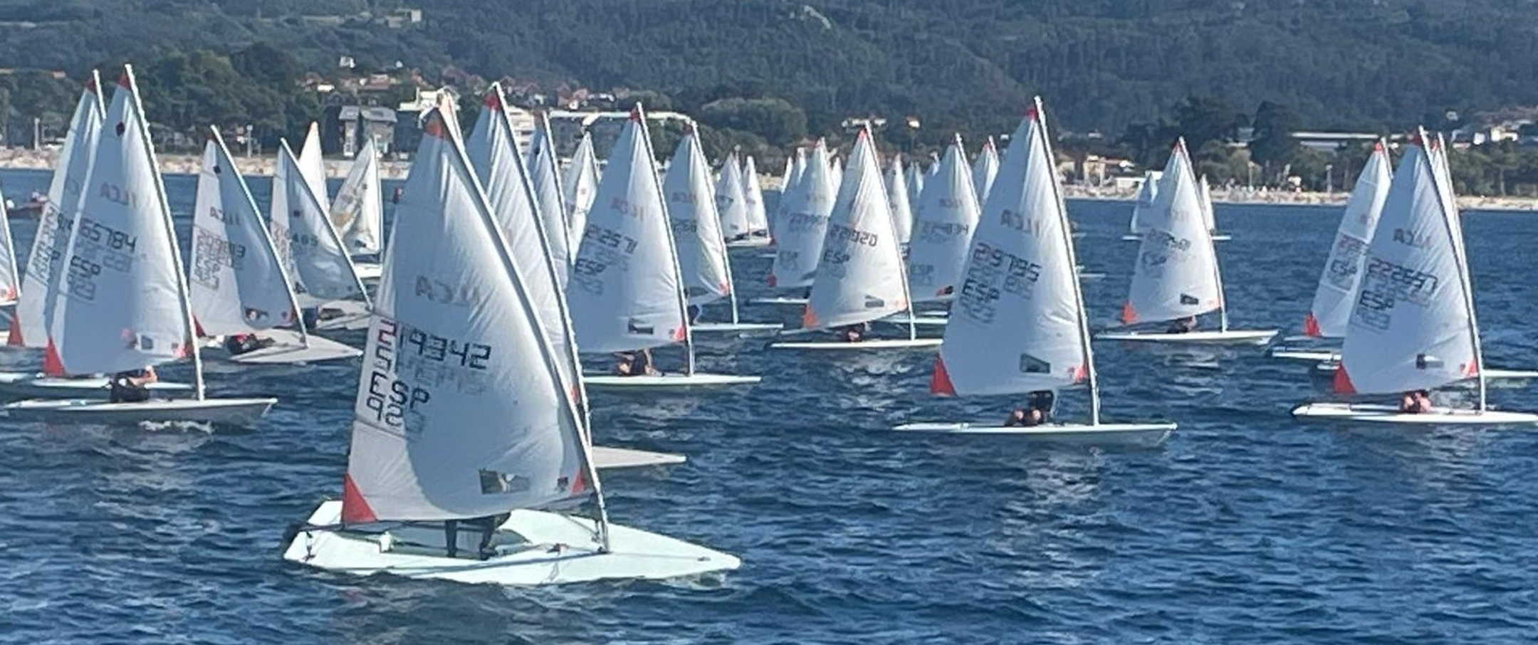 Los ILCA navegan agrupados en una de las dos mangas que el comité logró completar pese a la escasez y la inestabilidad del viento.