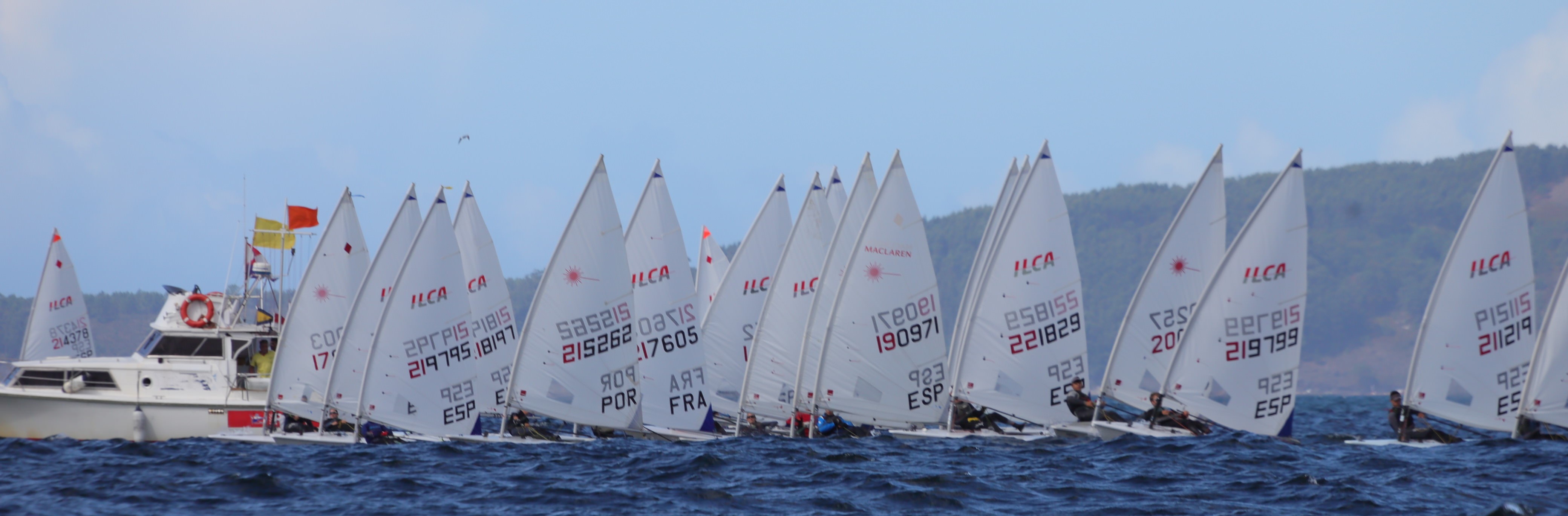 La flota de ILCA toma una de las salidas del Open de España de la Semana Abanca en el campo de regatas de las Islas Cíes, escenario de las pruebas disputadas durante el fin de semana. MOEBIUS.