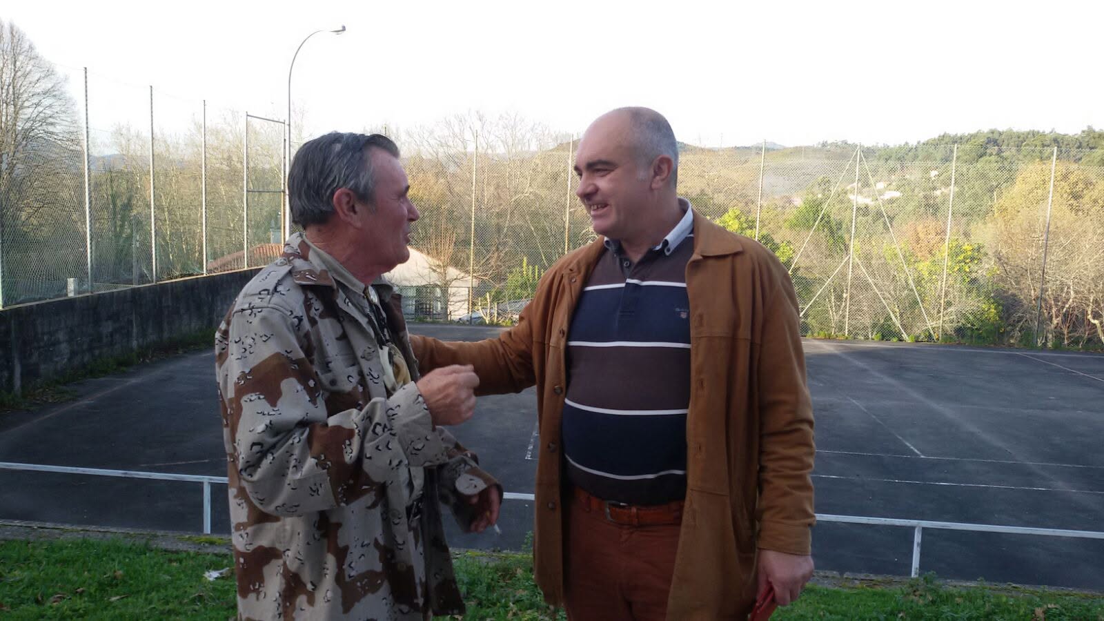 Roberto Ledo, junto a Marcos Rodríguez Pantoja durante su encuentro en Covelo, en noviembre de 2015. ARCHIVO DL-G