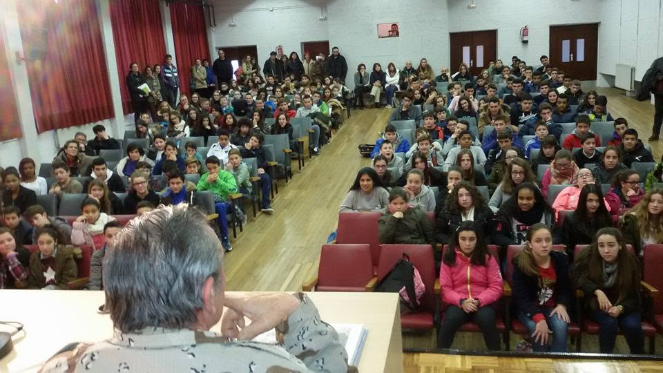 Marcos Rodríguez Pantoja, ante un auditorio repleto de jóvenes, durante una de las charlas organizadas por José Antonio Fernández Sendín para dar a conocer su extraordinaria historia de vida.