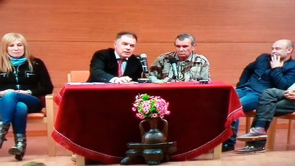 Marcos Rodríguez Pantoja, durante una charla en el auditorio de Covelo, acompañado por Maximino Fernández Sendín, impulsor de su llegada a Galicia y figura clave en la difusión de su historia.