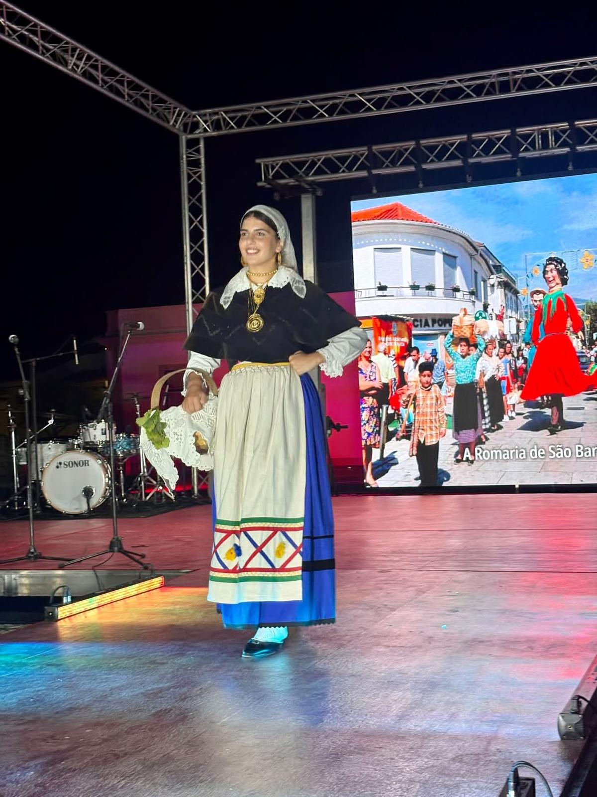 Beatriz Silva desfila con el traje tradicional de São Miguel durante la elección de la Embajadora de los Territorios Vitivinícolas, celebrada en Vidigueira.