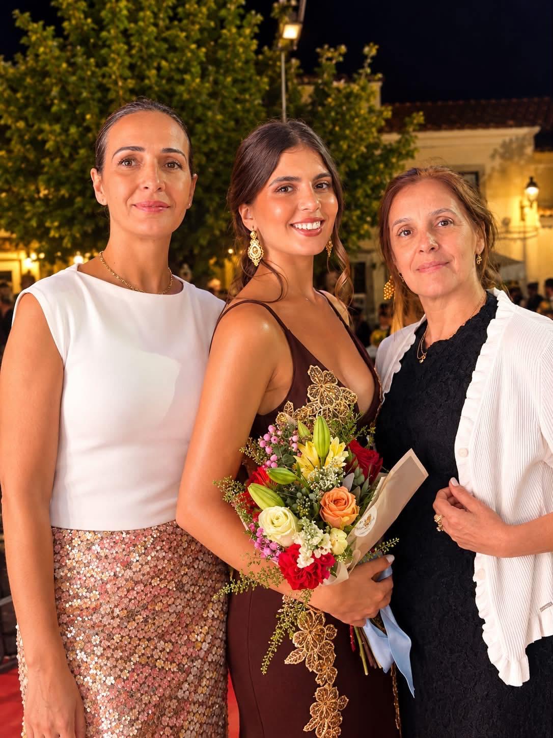 Beatriz Silva, en el centro, junto a las concejalas de Turismo, Diana Sequeira, y de Cultura, Rosa Arezes, durante la cita celebrada en Vidigueira.
